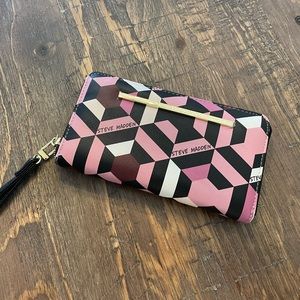 Steve Madden wristlet/wallet. Used-excellent condition. Zip closure.